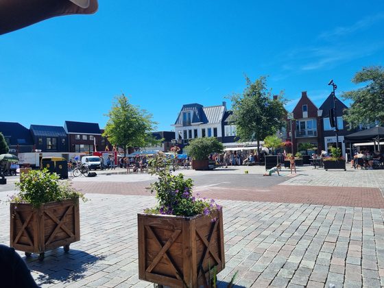 Veluwemeer 2022: Sonniger Marktplatz mit Wochenmarkt und Terrassen