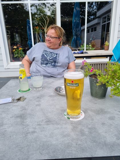 Veluwemeer 2022: Daniela auf der Terrasse des Restaurants bei einem kühlen Getränk