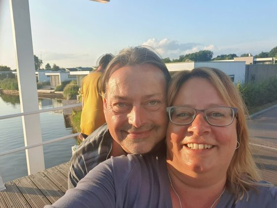 Veluwemeer 2022: Ralf und Daniela auf dem Steg am Wasser im Abendlicht