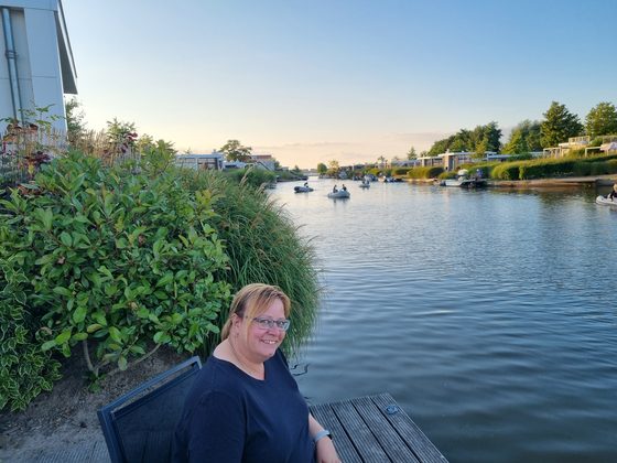 Veluwemeer 2022: Daniela am Wasser, im Hintergrund Boote auf dem Kanal