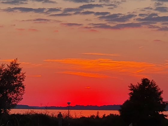 Veluwemeer 2022: Tiefroter Sonnenuntergang über dem Veluwemeer