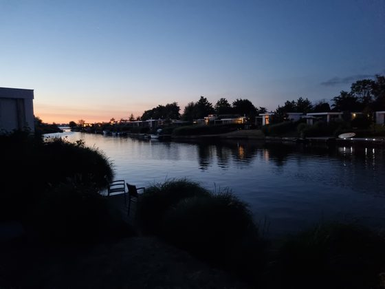 Veluwemeer 2022: Blaue Stunde über dem Kanal, die Ferienhäuser sind beleuchtet