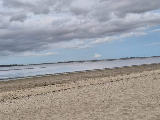 Yerseke 2026: Strand an der Oosterschelde unter bewölktem Abendhimmel