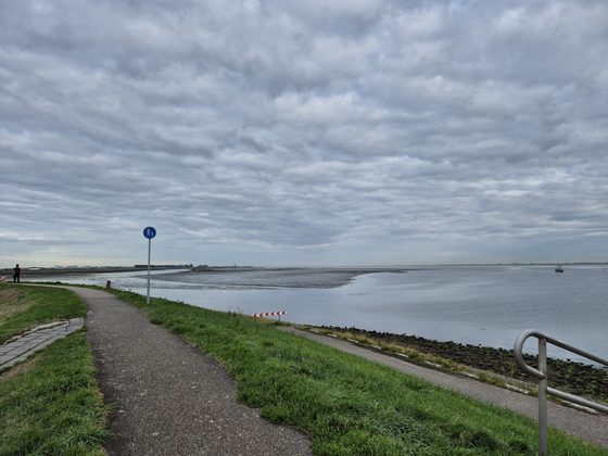 Yerseke 2026: Deichweg am Wasser mit Fußgängerschild am Morgen