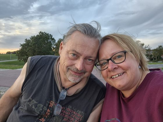 Yerseke 2026: Ralf und Daniela auf dem Deich in der Abendsonne