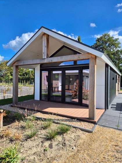 Yerseke 2026: Ferienhaus mit überdachter Terrasse und Holzstützen